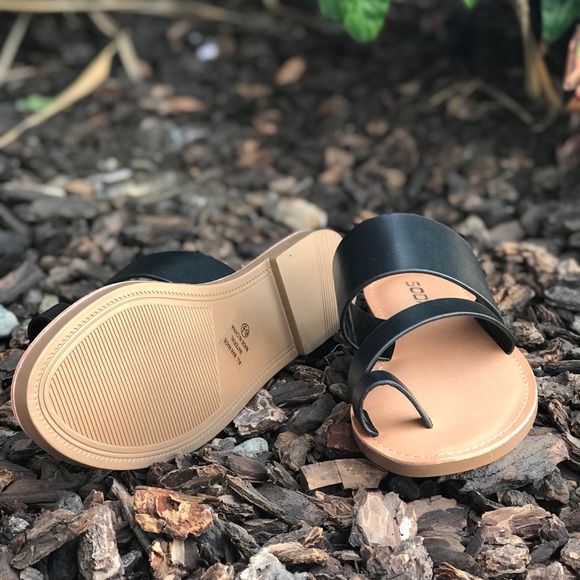 Toe ring flat thong strap sandal - Picture 5 of 5